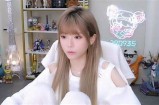 甜美主播周淑怡最新照片分享，展现不一样的魅力与风格！