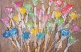 温暖瞬间：主播送棒棒糖传递爱的感动与心痛