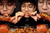 主播边享美味鸡腿边品糖心，直播趣味满满！