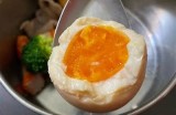 美食主播分享：香滑糖心鸡蛋饼的制作与品鉴之旅
