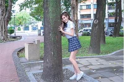 甜美主播以糖心形象吸引观众，展现暖心互动魅力