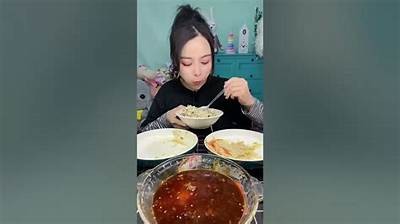 美食主播分享梅心糖的美味体验与制作过程视频