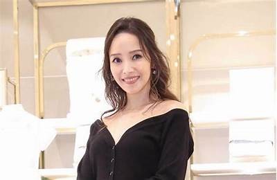 “甜美主播小E带你体验不一样的直播互动世界”