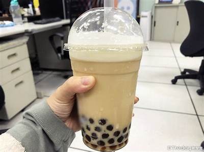 主播挑战品尝独特蜡心瓶糖，分享美味体验与趣味互动！