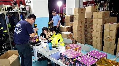 《萤火突击：糖心主播的直播冒险之旅》