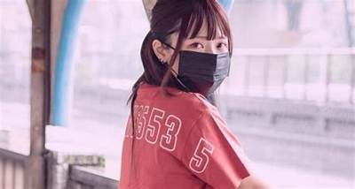 高清糖心主播佩戴口罩的时尚写真图片展示
