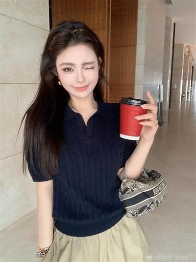游戏主播糖心首次曝光真实面貌，引发粉丝热议和期待！