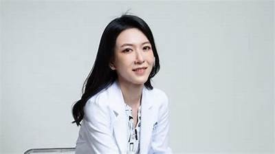 “糖心主播佩戴口罩，健康直播新风尚引关注”