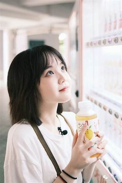 探索糖心Vlog：白虎娜娜与蜜桃的趣味生活分享