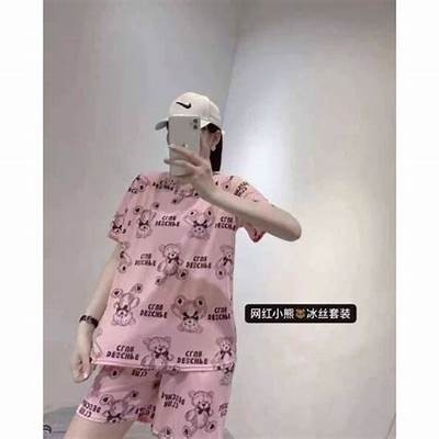 高清图片分享：主播糖心小熊的可爱瞬间，快来欣赏！